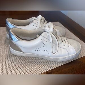 Woman’s size 8.5 Steve Madden star shoes
